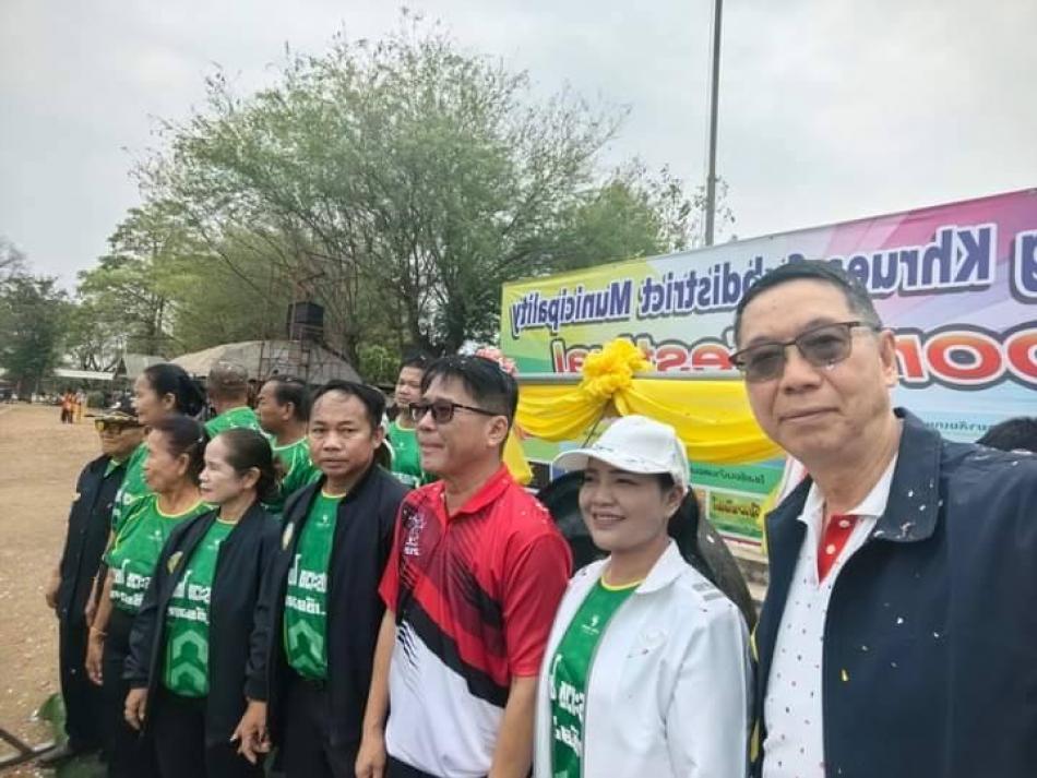 นายสุทัศน์ โคตรธรรม นายกเทศมนตรีตำบลเหล่าปอแดง ร่วมเป็นเกียรติในพิธีเปิดการแข่งขันกีฬาตำบลเชียงเครือต้านภัยยาเสพติด