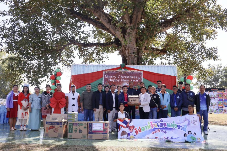 นายลำไพ งิ้วพรม นายกเทศมนตรีตำบลเหล่าปอแดง พร้อมคณะผู้บริหาร สมาชิกสภาฯ หัวหน้าส่วนราชการและพนักงานเทศบาลตำบลเหล่าปอแดง ร่วมกิจกรรมวันเด็กแห่งชาติ ประจำปีการศึกษา 2569 โดย มอบอุปกรณ์การเรียน เครื่องเขียน และขนม ให้กับโรงเรียนศูนย์พัฒนาเด็กเล็กทั้งหมด 3 ศูนย์ และโรงเรียนในเครือ สพฐ. จำนวน 5 แห่ง ภายในเขตพื้นที่ตำบลเหล่าปอแดง อำเภอเมือง จังหวัดสกลนคร