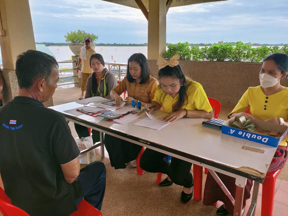 เทศบาลตำบลเหล่าปอแดง ออกบริการรับชำระภาษีและค่าธรรมเนียมเก็บขนมูลฝอย หมู่ที่ 3 บ้านท่าวัดเหนือ ตำบลเหล่าปอแดง