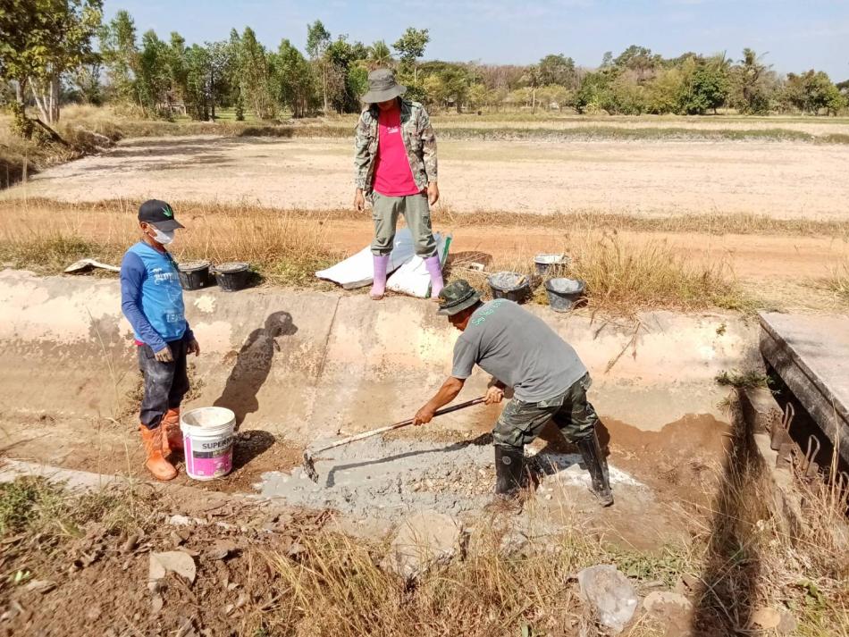 เจ้าหน้าที่กองช่างลงพื้นที่ซ่อมแซมบริเวณคลองสูบน้ำ ณ บ้านท่าวัดใต้ หมู่ที่ 9