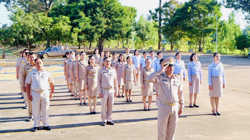 นายสุทัศน์ โคตรธรรม นายกเทศมนตรีตำบลเหล่าปอแดง นำคณะผู้บริหาร  หัวหน้าส่วนราชการ และพนักงานเทศบาลตำบลเหล่าปอแดง จัดกิจกรรมเคารพธงชาติและ ร้องเพลงชาติ เพื่อแสดงความจงรักภักดีต่อชาติ ศาสนาพระมหากษัตริย์ แสดงออกซึ่งวัฒนธรรมองค์กรรวมถึงเสริมสร้างความรัก ความสามัคคี ความสัมพันธ์อันดีซึ่งกันและกันให้เกิดในองค์กร