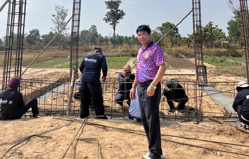 นายสุทัศน์ โคตรธรรม นายกเทศมนตรีตำบลเหล่าปอแดง ตรวจเยี่ยมให้กำลังใจงานชลประทานระบบท่อ บ้านท่าวัด