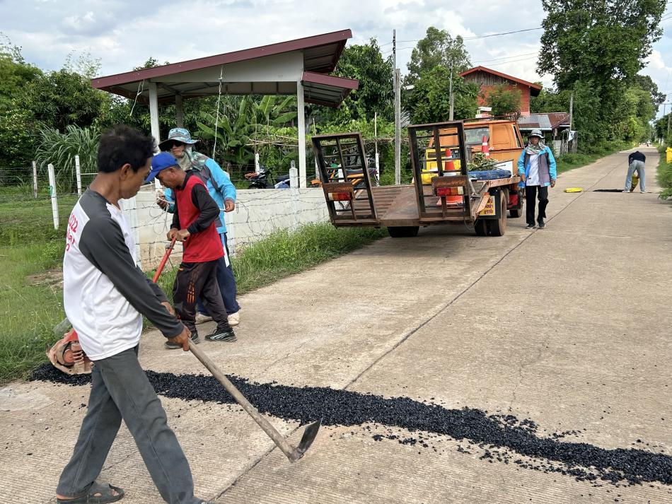 ผู้บริหาร สมาชิกสภาเทศบาล เจ้าหน้าที่เทศบาล ร่วมซ่อมแซมถนนชำรุดตามจุดต่างๆในเขตเทศบาลตำบลเหล่าปอแดง