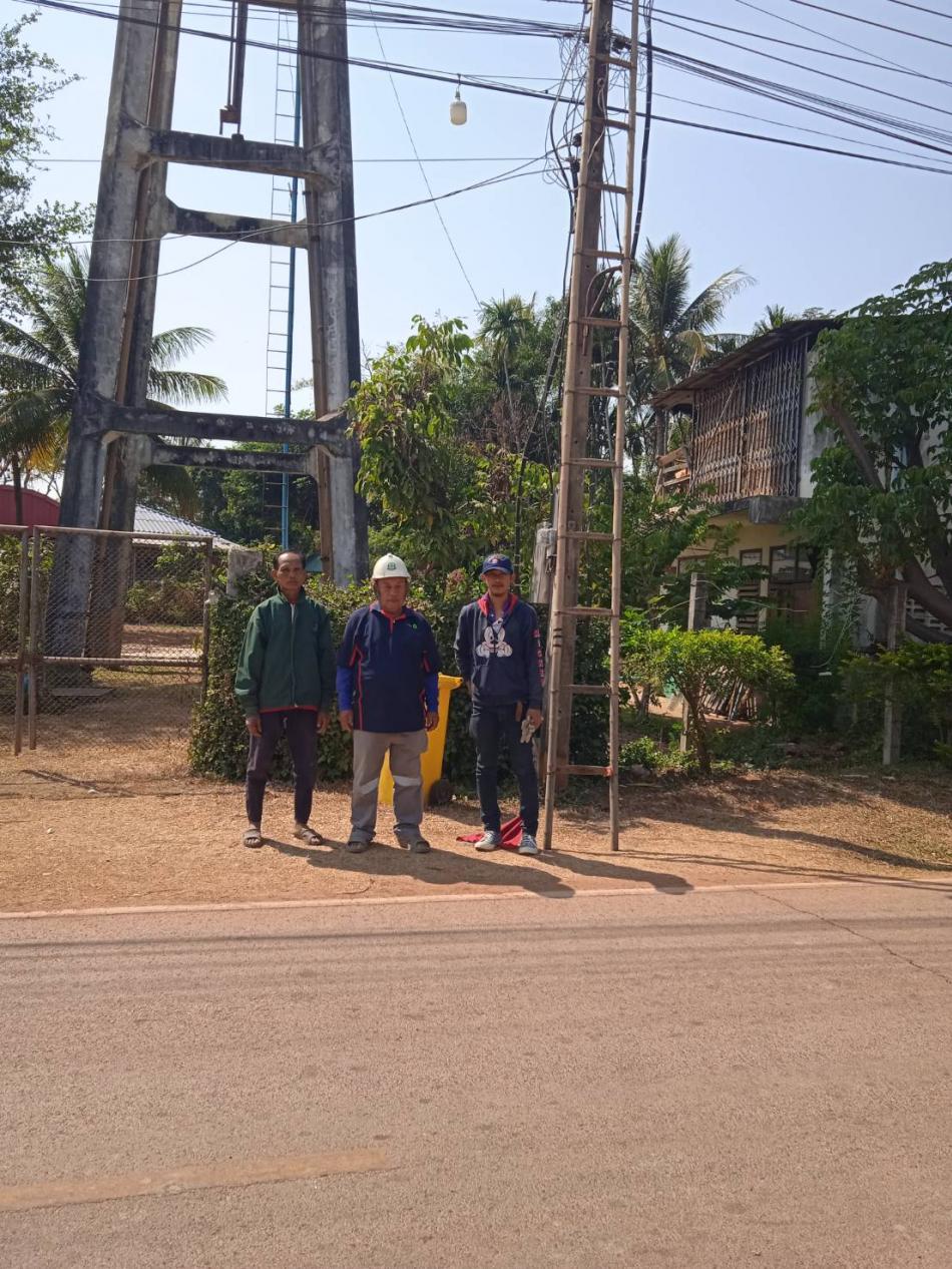 ที่ปรึกษาเทศบาลตำบลเหล่าปอแดง พร้อมกับสมาชิกสภา และกับเจ้าหน้าที่กองช่างลงพื้นที่ปรับปรุง เปลี่ยนหลอดไฟ บ้านท่าวัดเหนือและบ้านท่าวัดใต้