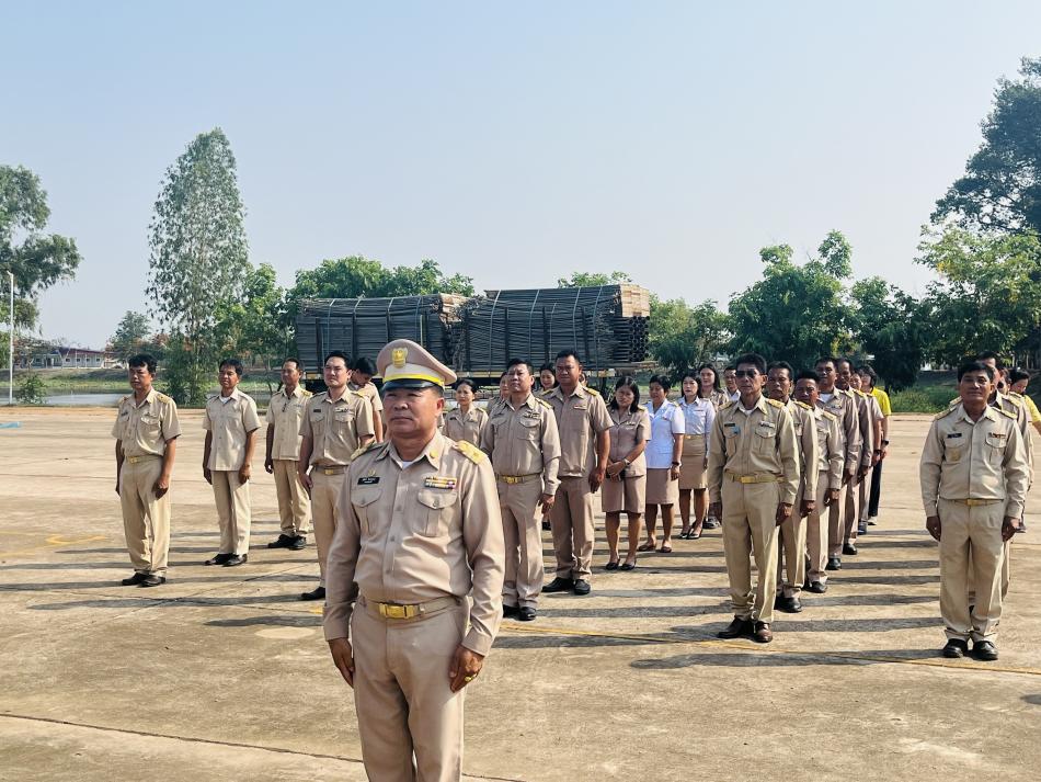 นายสุทัศน์ โคตรธรรม นายกเทศมนตรี นำคณะผู้บริหาร หัวหน้าส่วนราชการและพนักงานเทศบาลตำบลเหล่าปอแดง จัดกิจกรรมเคารพรงชาติและร้องเพลงชาติ