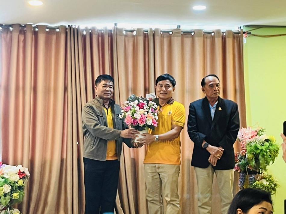 นายสุทัศน์ โคตรธรรม นายกเทศมนตรีตำบลเหล่าปอแดง พร้อมหัวหน้าส่วนราชการ ข้าราชการ พนักงาน ร่วมตอนรับ นายเรวัต ร้อยพิลา หัวหน้าฝ่ายบริหารสาธารณสุข ที่ย้ายมาประจำตำแหน่งเทศบาลตำบลเหล่าปอแดง