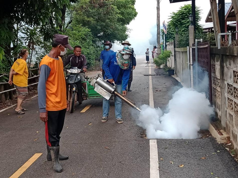 กองสาธารณสุข ร่วมกับเจ้าหน้าที่เทศบาลตำบลเหล่าปอแดง อสม. ผู้นำชมชุน ดำเนินงานตามโครงการป้องกันไข้เลือดออก วันที่ 26 มิถุนายน 2566 ที่ ศูนย์พัฒนาเด็กเล็กบ้านท่าวัด, โรงเรียนบ้านท่าวัดฯ, บ้านท่าวัดเหนือ หมู่ที่ 3 และบ้านท่าวัดใต้ หมู่ที่ 9