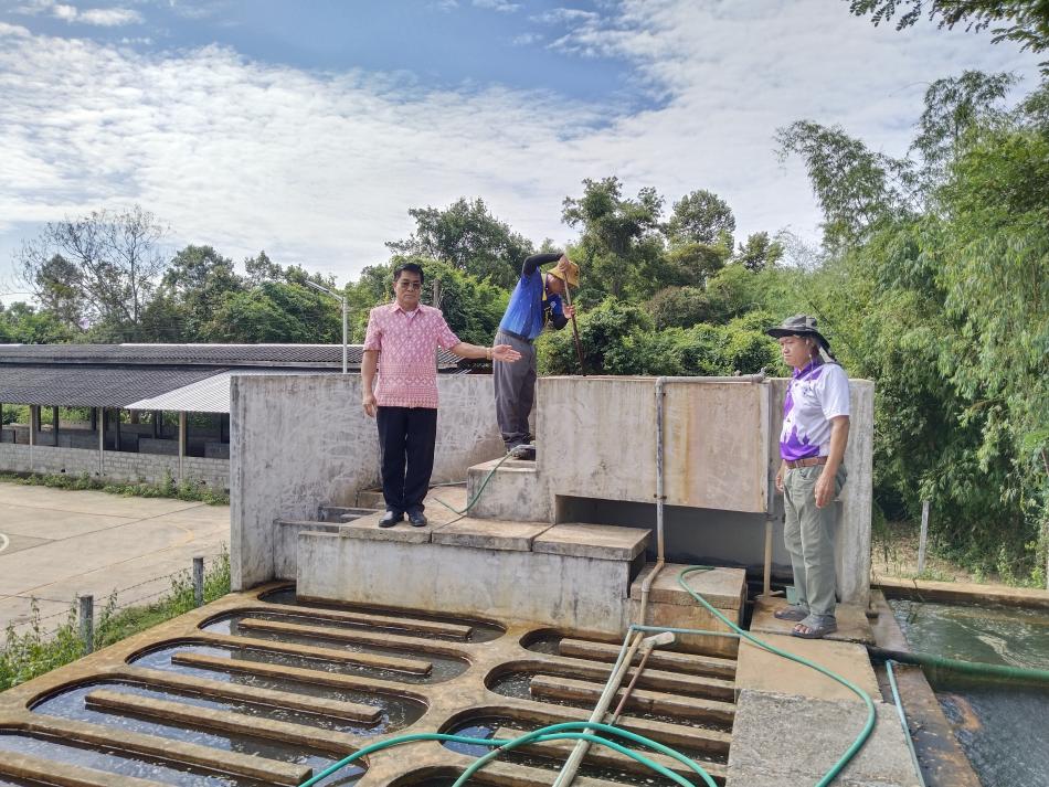 นายสุทัศน์ โคตรธรรม นายกเทศมนตรี พร้อมกับผู้อำนวยการกองช่าง ออกสำรวจระบบน้ำประปา บ้านหนองสระ หมู่ที่ 5